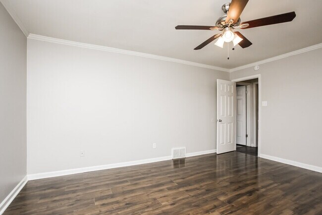 Building Photo - 8159 Creekside Cir N