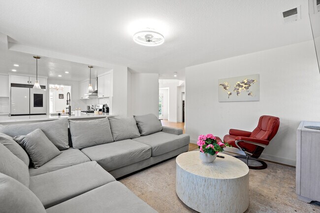 Building Photo - Luxe Spacious Home Near Parks Fully Equipped
