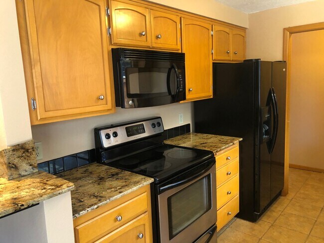 Building Photo - 2-bedroom 2-bathroom duplex with 2 garages in Eugene!