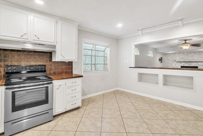 Building Photo - 5230 S Marion Ave