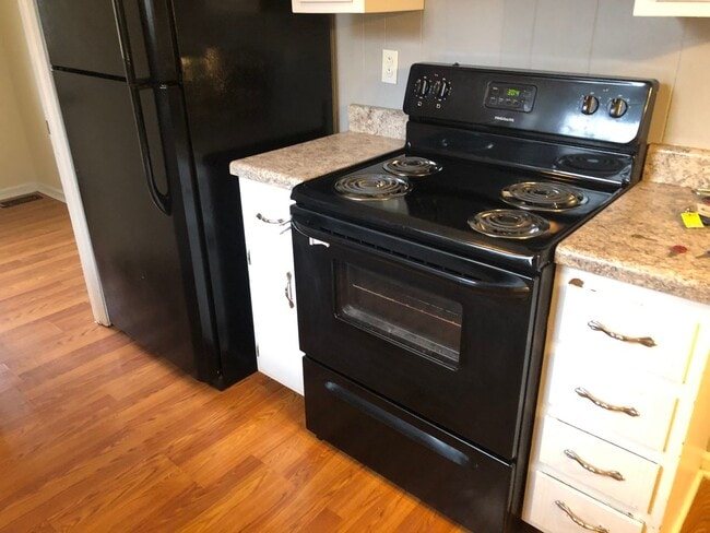 Building Photo - 3 Bedroom Home For Rent Near Post!