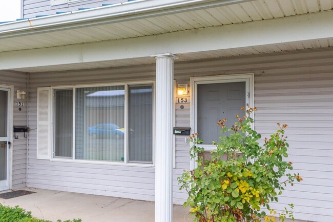 Building Photo - *MOVE IN SPECIAL** Close To The Heart of Down Town Lebanon!