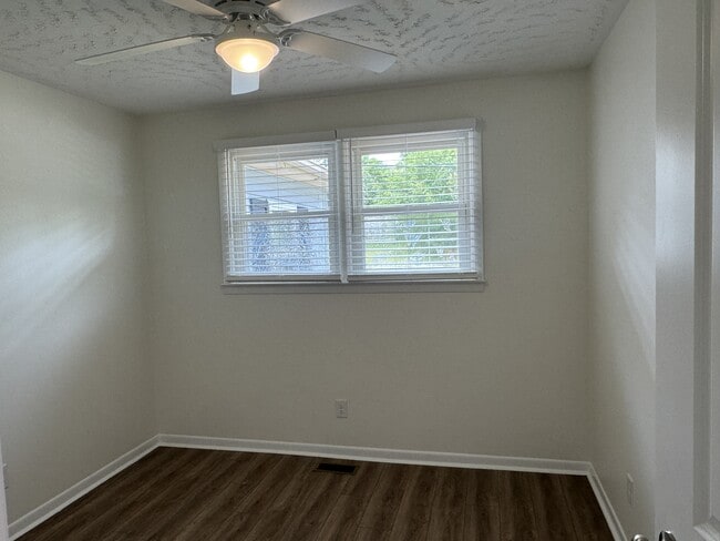 Building Photo - 208 Regalwood Dr