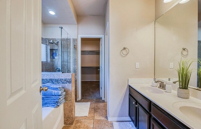 Building Photo - Westside area for Short or Long Term Rental (Completely Furnished) Beautiful 3 bed/2.5 baths plus...