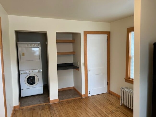 Building Photo - 2 Bedroom , 1.5 Bathroom in Lake Neighborhood! Act Quickly, This One Won't Last Long!