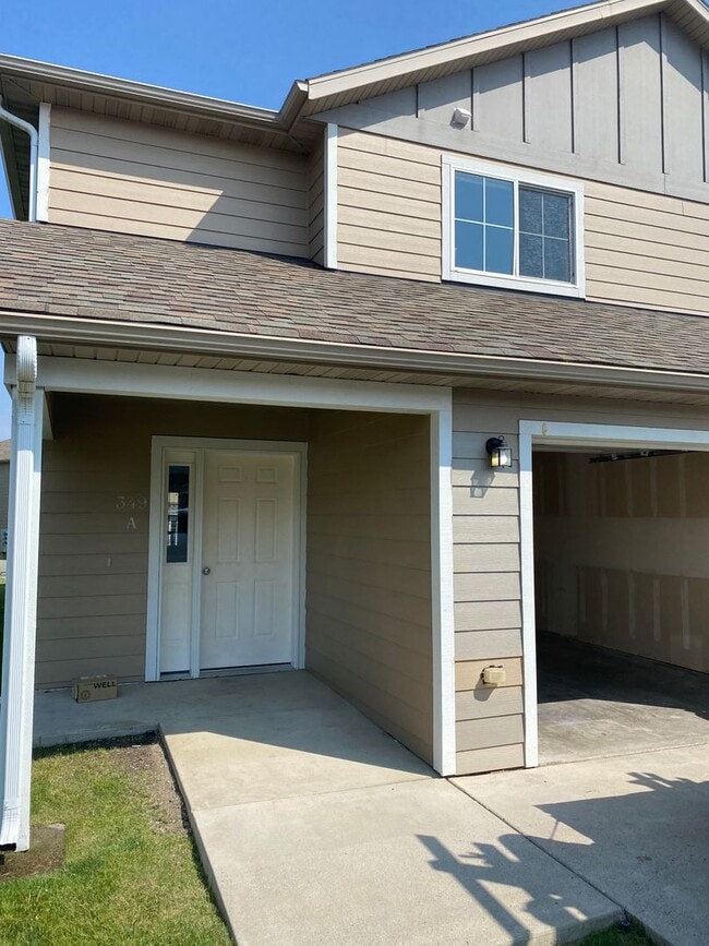 Building Photo - Spacious End Unit Condo