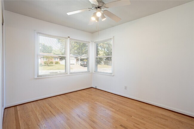 Building Photo - 4464 Mohegan Dr