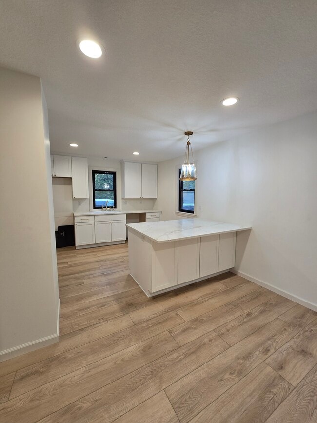 Building Photo - 856