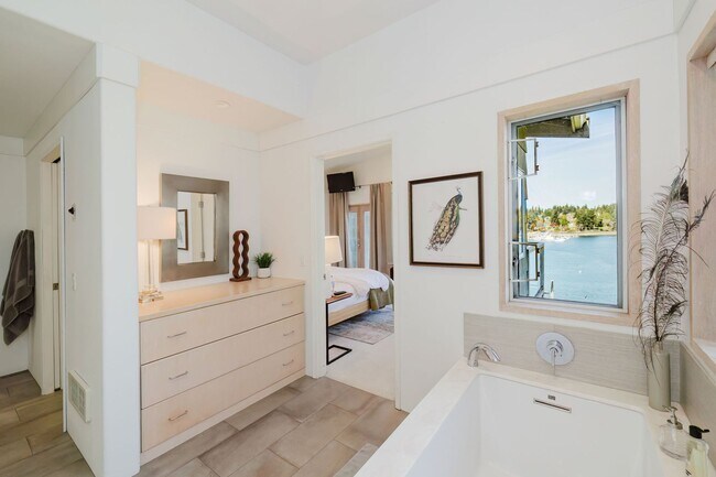 Building Photo - Furnished Bainbridge Island Waterfront Home with Incredible Views