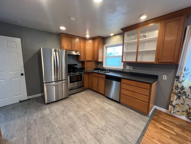 Building Photo - Spacious 4 Bedroom, 2 Bathroom Home on the...