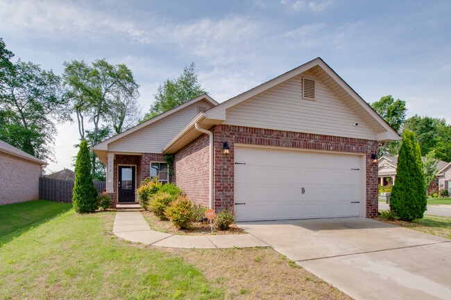 Building Photo - 150 Shrewsberry Dr