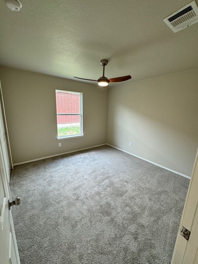 Building Photo - Beautifully 3 Bed, 2 Bath Renovated Home Near Austin – Spacious Layout & Community Perks