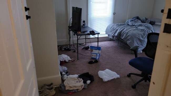 Building Photo - 2 bedroom 1 bath - available for June 1st ...