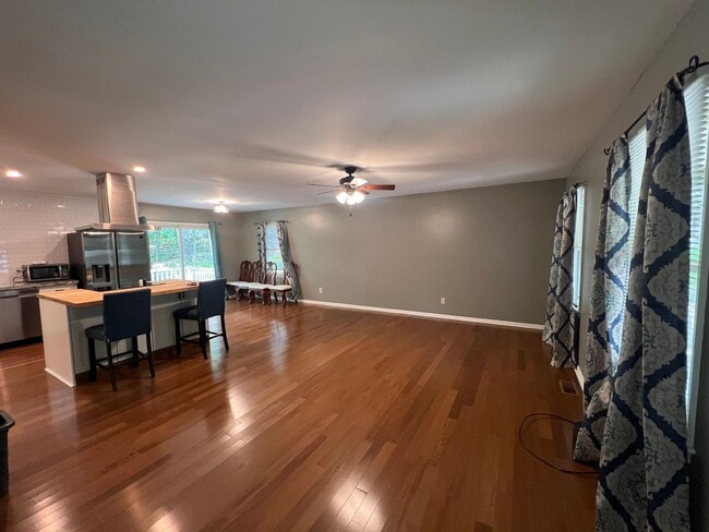 Building Photo - 678 Jefferson Dr