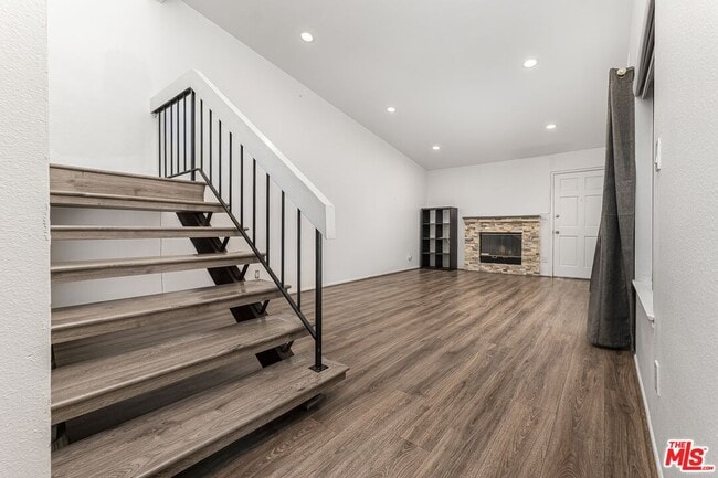 Building Photo - 10415 Larwin Ave