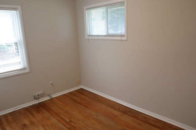 Building Photo - Very Cute 3 bedroom just 7 Minutes to Twin...