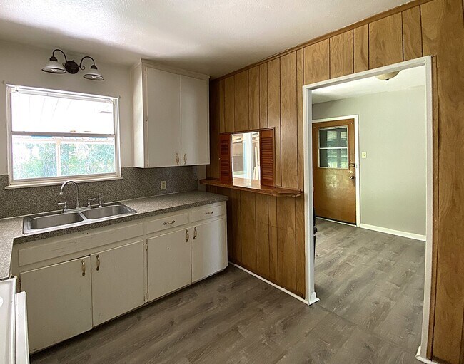 Building Photo - 2306 Poage Ave