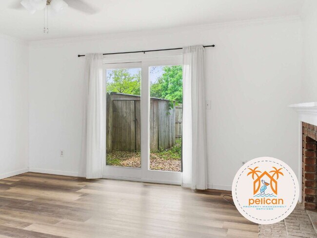 Building Photo - Bright townhome in the heart of Pensacola