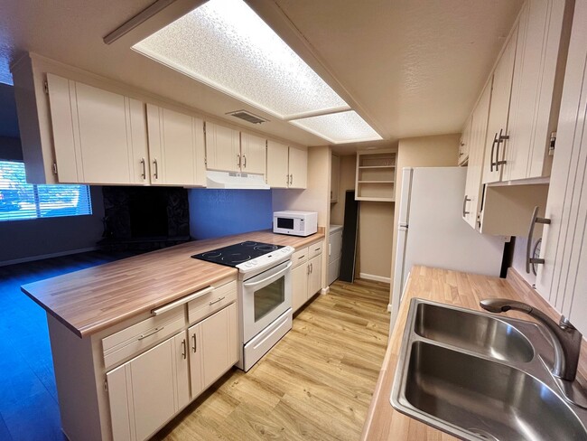 Building Photo - CONDO - VILLAGE OF OAK CREEK