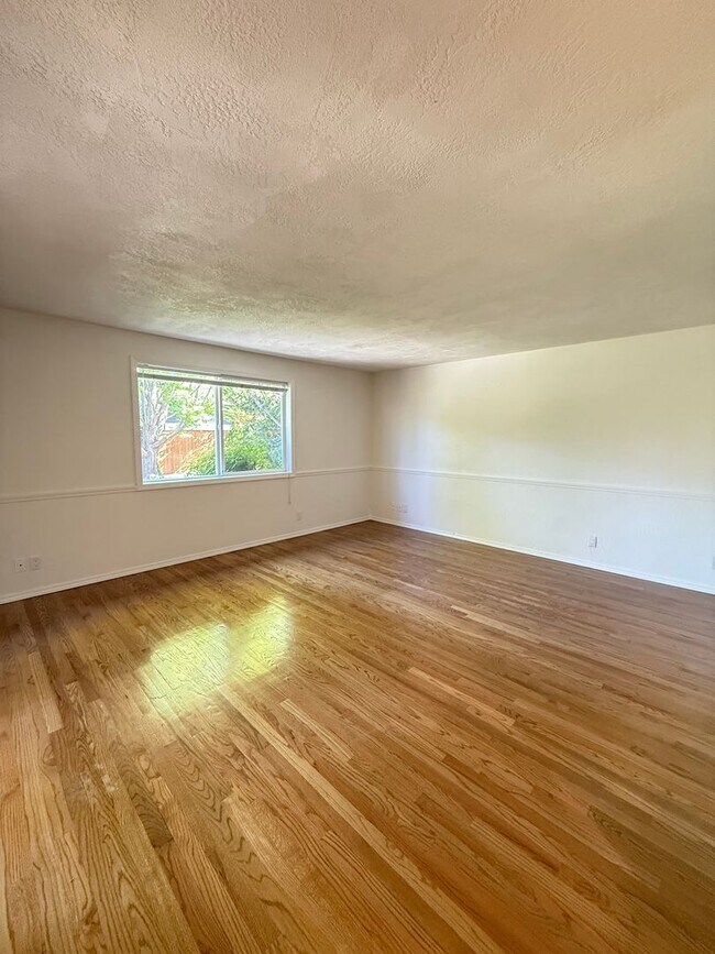 Building Photo - Immaculate 3 bedroom, 2 bath home in desirable Medford Neighborhood!
