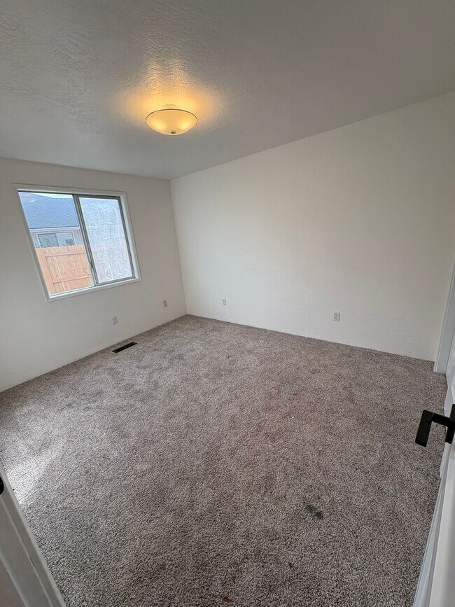 Building Photo - 4 Bed 2 Bath House Modern Comfort Meets En...