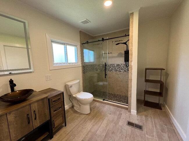 Building Photo - Detroid Shoreway Renovated  4 Bedroom, 2 B...