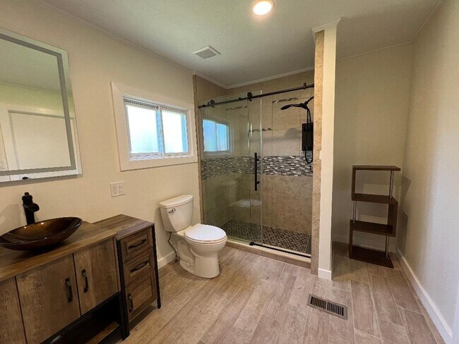 Building Photo - Detroid Shoreway Renovated  4 Bedroom, 2 Bath House with Detached Garage