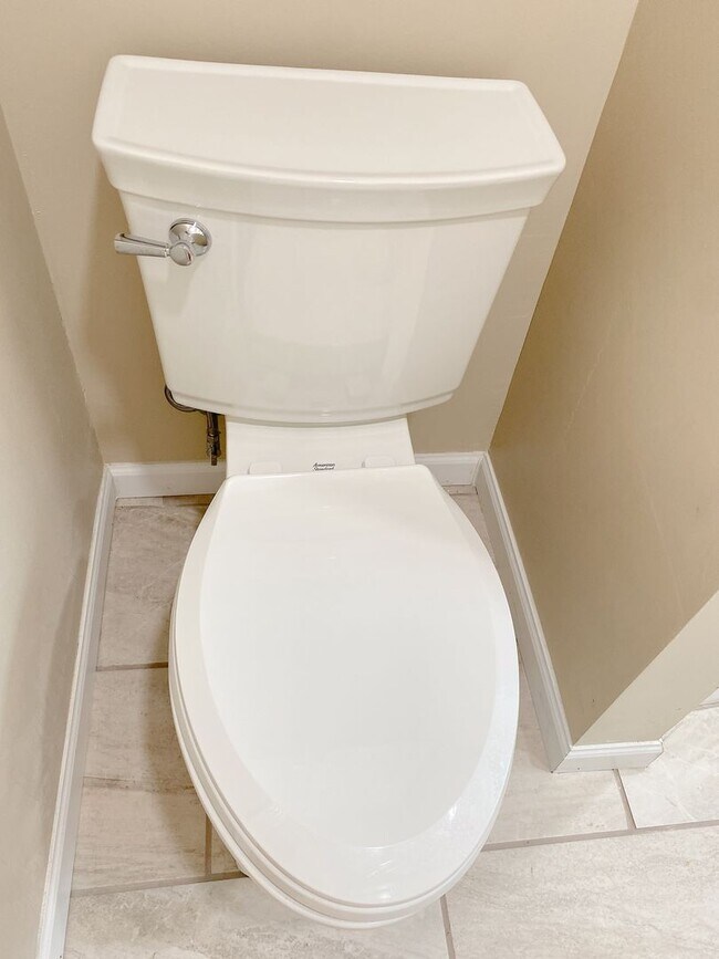 Building Photo - Beautifully updated 5 bed 2 bath house $2200 *MOVE IN SPECIAL*