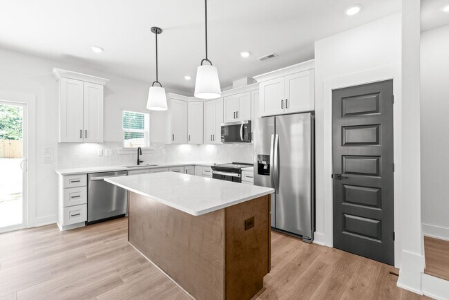 Building Photo - Move-in Ready Modern Townhome!!
