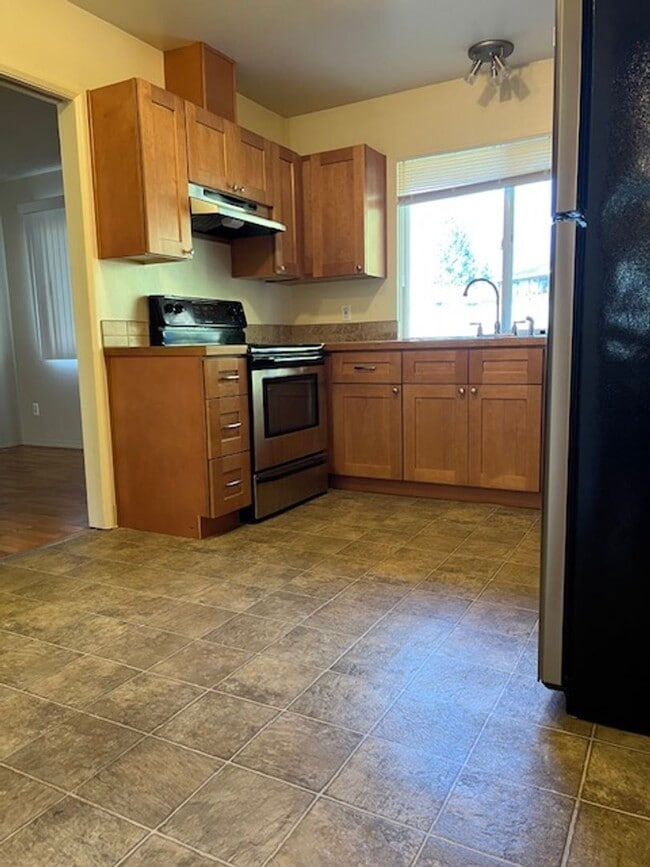 Building Photo - 4 Bedroom, 2 Bath Rambler, Large Fenced back yard, Attached Garage.