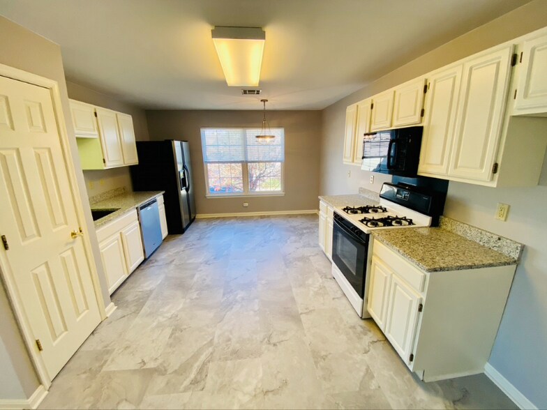 Building Photo - 131 Oriole Ct