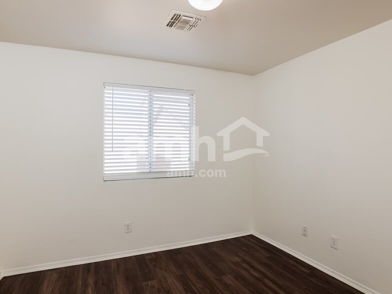 Building Photo - 10010 W Winslow Ave