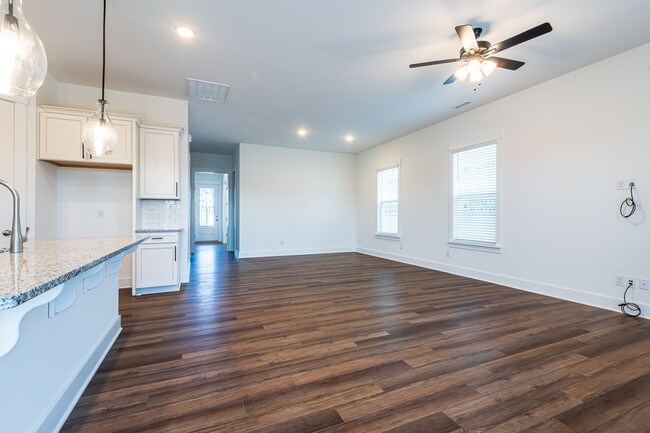 Building Photo - Gorgeous 4+ Bedroom Home in 12 Oaks