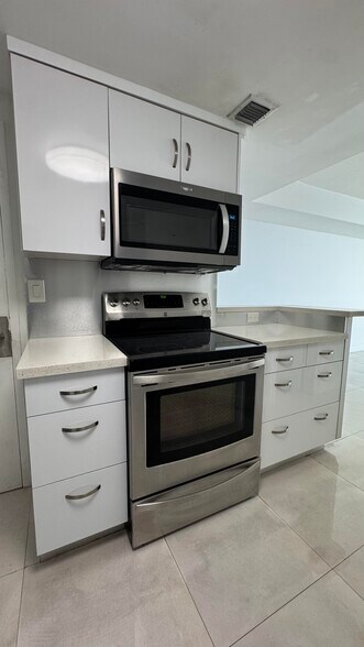 Building Photo - 825 Brickell Bay Dr