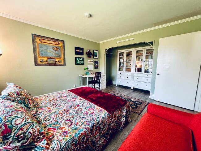 Building Photo - Beautiful 4 bedroom 2 bath House, with man...