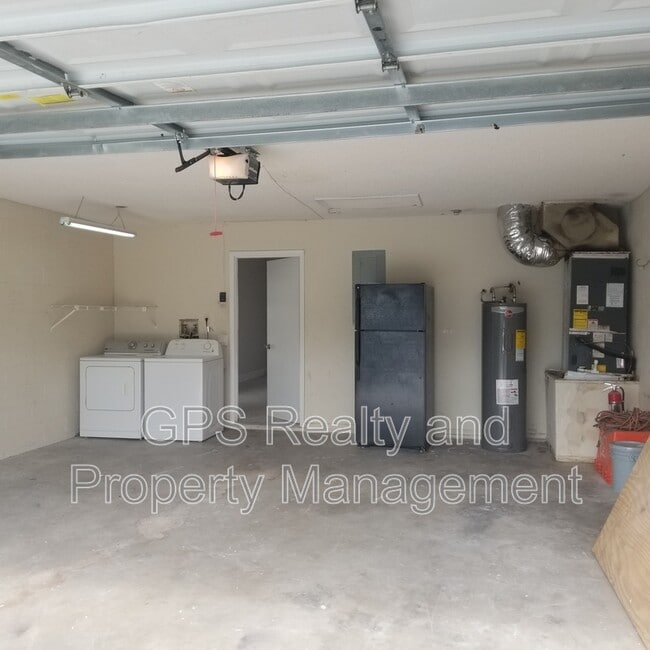 Building Photo - 3359 Hillmont Cir