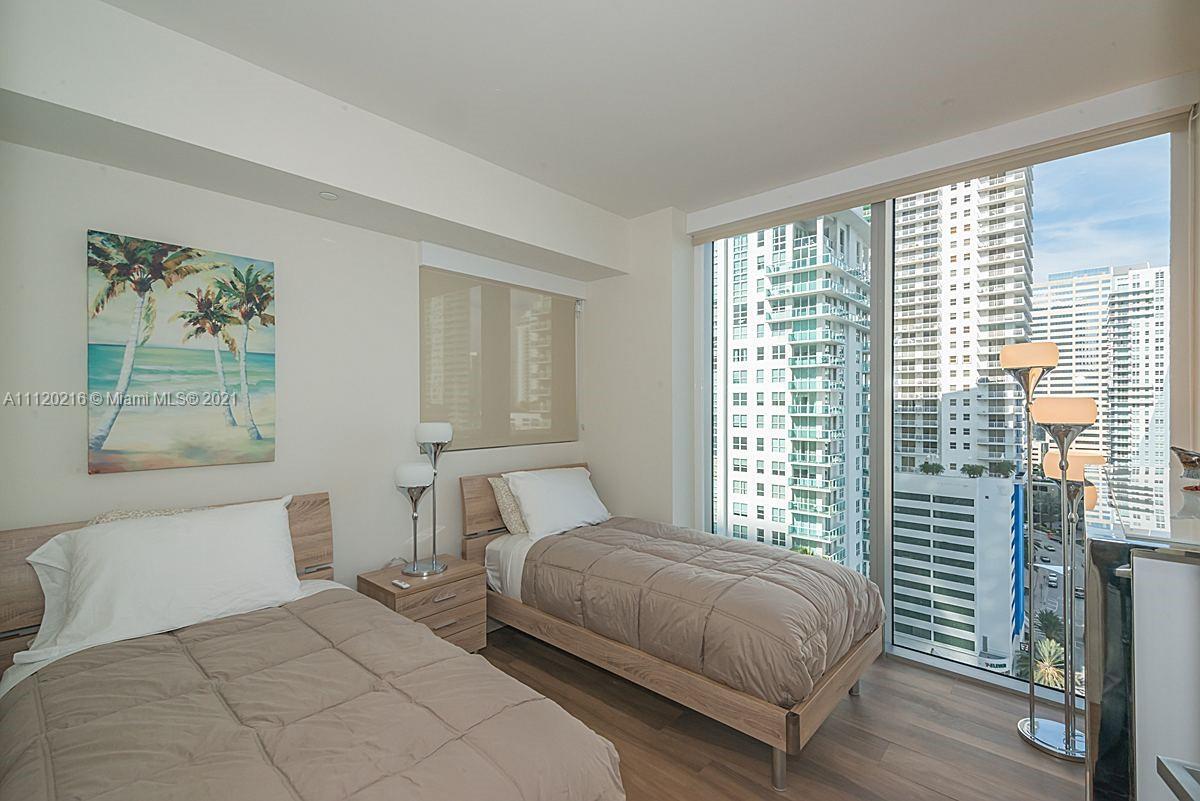 Building Photo - 1300 Brickell Bay Dr