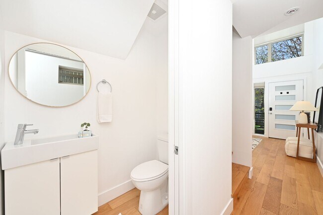 Building Photo - Modern 2BR End-Unit Townhome with Two Rooftop Decks