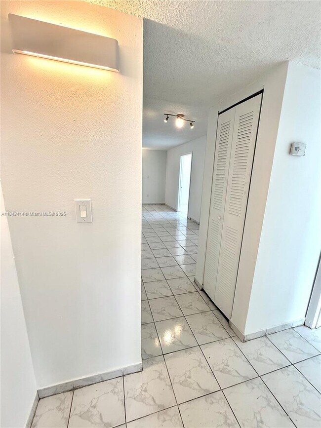 Building Photo - 2000 Biarritz Dr