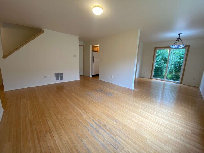 Building Photo - Quiet 3-Bed, 2.5-Bath Home with Large Backyard and Pet Friendly