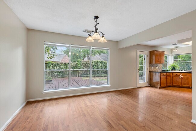 Building Photo - 207 N Dreamweaver Cir