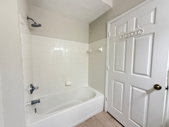 Building Photo - 13015 Plantation Park Cir