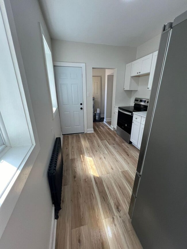 Building Photo - Huge 5 bedroom house with off-street parking