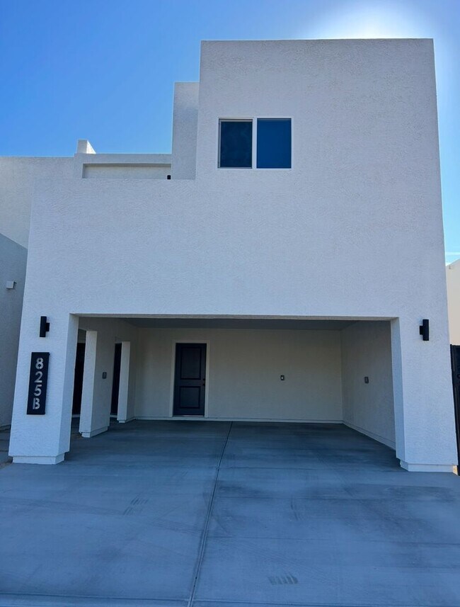 Building Photo - Beautiful New 3 Bedroom Phoenix home with Den/Loft! No HOA