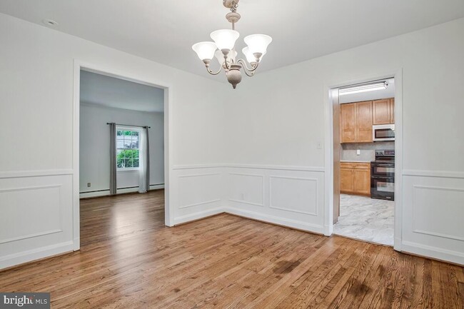 Building Photo - 8205 Robin Hood Ct