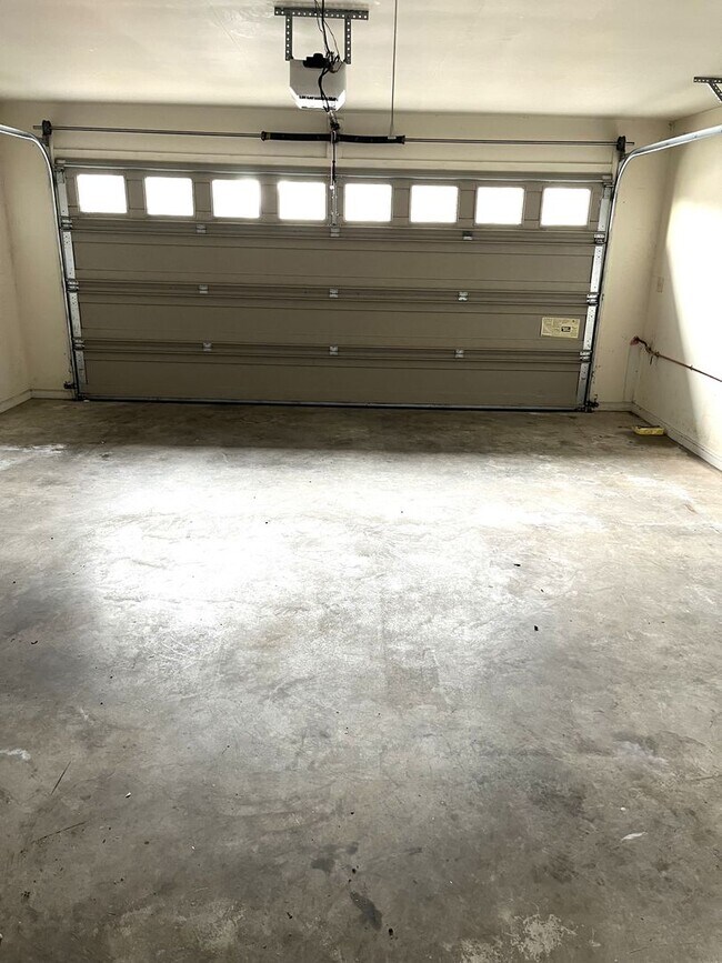 Building Photo - 152 Lantern Ln