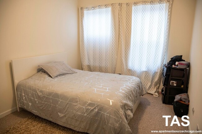 Building Photo - Stunning 2BR/2BA Rehab, Close to Blue Line 90/94