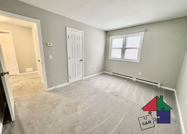 Building Photo - Modern 3 Bedroom 2.5 Bathroom Shelburne Apartment!