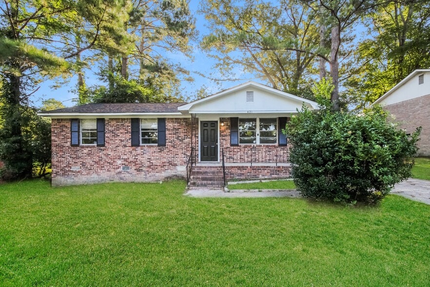 Building Photo - 421 Hickory Ridge Dr