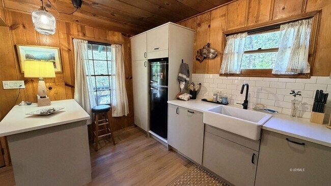 Building Photo - 53685 Country Club Dr